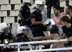 أنصار 'بانثينايكوس' اليوناني يرفعون يافطة 'الحرية لفلسطين' خلال مباراة مع 'مكابي تل أبيب'