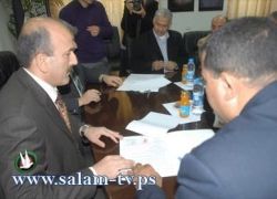 التوقيع عن اتفاقية مشروع بناء منزل لأحد الأسر المحتاجة في طولكرم