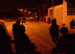 قوات الاحتلال تعتقل أسيراً محرراً بعد مداهمة منزله في بلدة صيدا شمال طولكرم