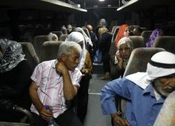 76 من أهالي أسرى غزة يزورن 43 أسيرًا بـسجن رامون