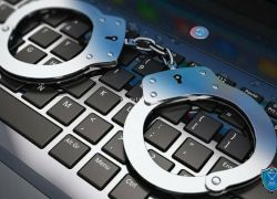الشرطة تقبض على شخص قام بـ 5 جرائم تشهير عبر الفيس بوك