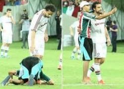شاهد الفيديو : مشجع يدخل الملعب ويقبل قدم النجم البرازيلي فريد