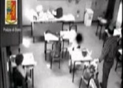 شاهد الفيديو : مدرس يعتدى على التلاميذ داخل الفصل بالركل