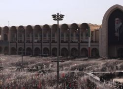 .ملايين الايرانيين يصلون على المرشد في طهران