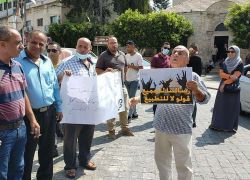 طولكرم: وقفة احتجاجية ضد التطبيع المجاني مع الاحتلال .. فيديو