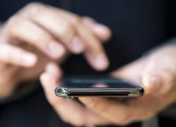 الصحة العالمية: الهواتف الذكية تهدد مليار شخص بفقدان السمع