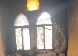 مستوطنون يحرقون مسجدًا في ديراستيا ويخطّون شعارات عنصرية