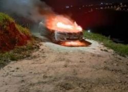 مستوطنون يحرقون مركبة في أبو انجيم جنوب شرق بيت لحم