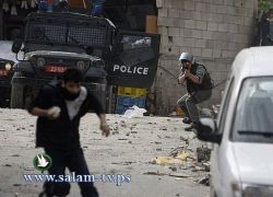 إصابة 12- شرطة الاحتلال تقتحم باحات الاقصى وتحاصر عشرات المصلين