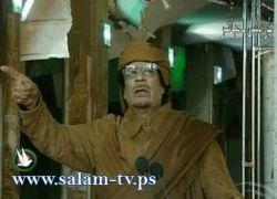 القذافي يظهر للمرة الثالثة امام حشد من انصاره ويدعوهم للرقص والغناء