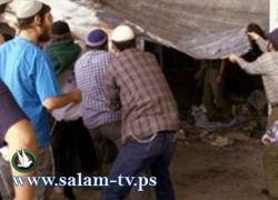 مستوطنون يقطعون طريق 'واد الحرمية' ويعتدون على مواطنين