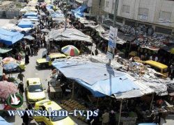 حدث في الخليل : فتى عريان وسط البلد والشرطة تستره بعلب الكرتون