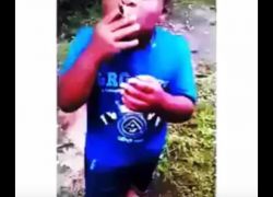 شاهد الفيديو : رد فعل أب اكتشف أن ابنه الصغير يدخن