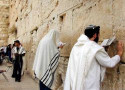 ألاف اليهود يصلون حائط البراق والاحتلال بحالة تأهب قصوى