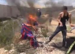 شاهد الفيديو : شبان فلسطينيون يحرقون قمصان برشلونة لهذا السبب..!