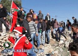 بالصور - جنود الاحتلال الاسرائيلي يدوسون "بابا نويل" بيت لحم بأقدامهم