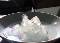 لماذا تظهر مكعبات الثلج بلون أبيض رغم أن الماء شفاف؟