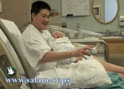 بالصور :اول رجل حامل في العالم يظهر عضلاته بعد انجاب 3 اطفال