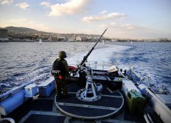 الزوارق الحربية الإسرائيلية تستهدف مراكب للصيادين شمال قطاع غزة