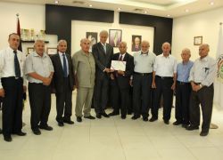 رئيس جامعة خضوري يتسلم شهادة ترخيص نادي خريجي الجامعة في الأردن