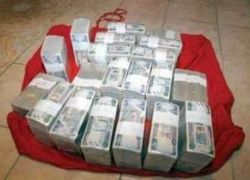  السعودية: مجهول يرمي أموالاً تقدر بمليوني ريال في منطقة صحراوية