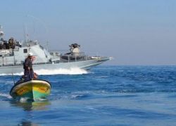 الاحتلال يستهدف ويلاحق الصيادين شمال القطاع