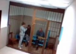سجينة روسية حاولت الهروب من السجن فعلق رأسها بين القضبان الضيقة - شاهد الفيديو