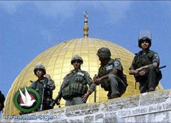 عشية رمضان-قيادات في شرطة الاحتلال تقتحم الاقصى وتتجول في مصلياته