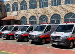 الهلال الأحمر يتسلم 21 سيارة إسعاف حديثة مجهزة بالمعدات الطبية