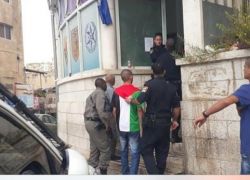 اعتقال شاب يرتدي قميصا يحمل العلم الفلسطيني في القدس