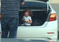 القبض على رجل احتجز ابنته بصندوق سيارته