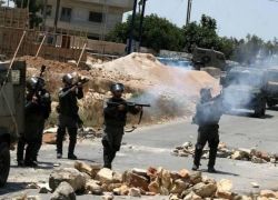 إصابة 6 مواطنين بحالات اختناق خلال اقتحام الاحتلال العيزرية