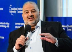 منصور عباس يدعو لعدم رفع العلم الفلسطيني ويعرب عن استعداده للجلوس مع نتنياهو