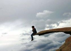 على حافة الهاوية - بقلم : الاء شناعة