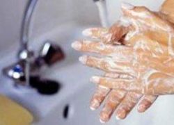 4 أسباب تجعلك تتوقف عن استخدام مطهر اليد