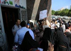 موظف يحاول الانتحار أمام بنك فلسطين شمال غزه