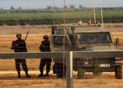 قوات الاحتلال تعتقل فلسطينيين قرب معبر كرم أبو سالم جنوب قطاع غزة