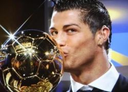 كرستيانو رونالدو يفوز بالكرة الذهبية عام 2013