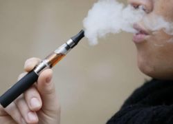 دراسة بريطانية : السجائر الالكترونية أقل ضرراً من السجائر التقليدية بنسبة 95%