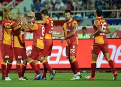 شاهد الفيديو : لاعب غلطة سراى يتعرض لكسر فى ساقه ومنافسه يبكى من الصدمة