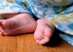 إسرائيلي يعرض طفلته للبيع لسداد ديون القمار