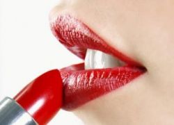 كيف يدوم أحمر الشفاه 12 ساعة