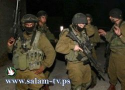 أجبروا الطلبة على إظهار أحذيتهم اقتحام مدرسة في رأس العمود