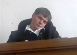 قاضٍ ينام أثناء المحاكمة في روسيا فاضطر إلى الاستقالة