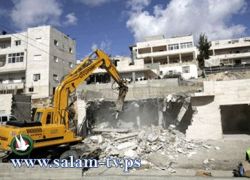 مقدسي يجبر على هدم محله تحت ضغط الاحتلال