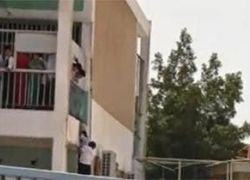 شاهد الفيديو : طالب يسقط من سور المدرسة بعد محاولته الهروب