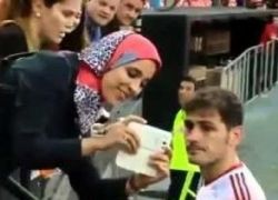 شاهد الفيديو : هدية كاسياس تدفع مشجعة لـ"البكاء"