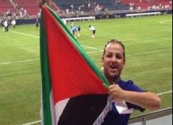بالصور: مشجع فلسطيني من طولكرم يقفز لارض ملعب مباراة الريال وانتر ميلان بالعلم الفلسطيني
