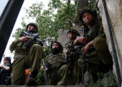 قوات الاحتلال على حاجز قلنديا تعتقل فلسطينيا بحوزته 8 عبوات ناسفه