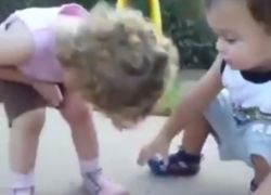 شاهد الفيديو : قبلة&quot; طفل على إصابة صديقه تثير إعجاب رواد الانترنت